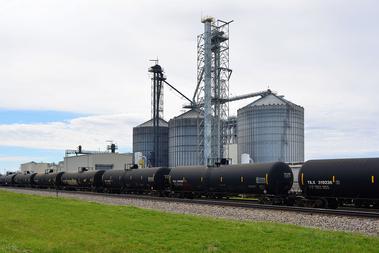 Rail cars being loaded at Midwest Ethanol plant